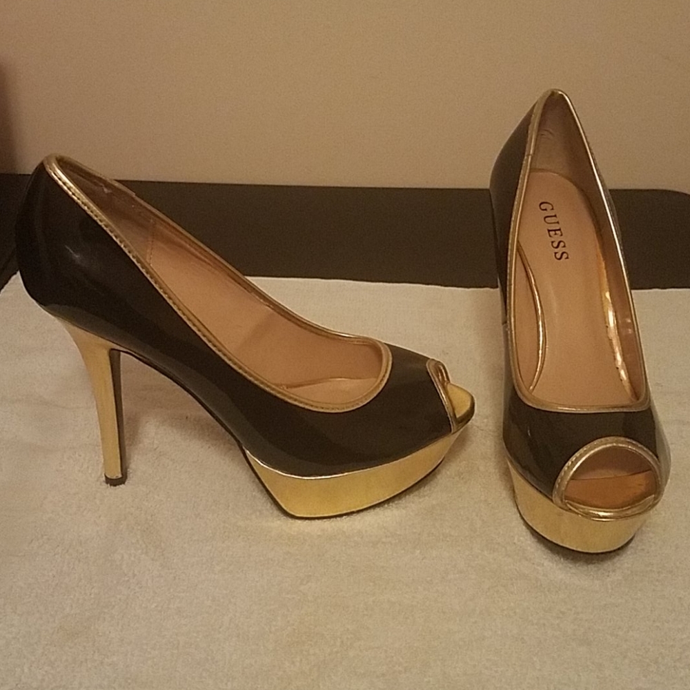 Guess gold and black peep toe heels 8.5
